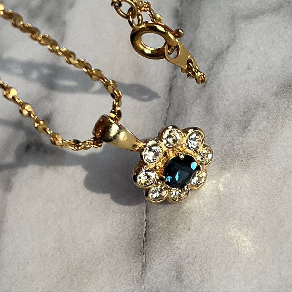 Dainty Gold blue sapphire flower Necklace classic stunning simple elegant babe - Picture 3 of 16